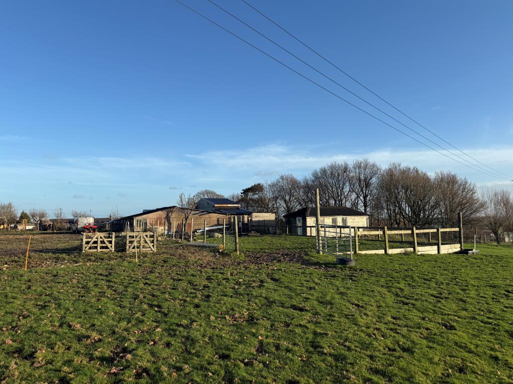 Lot: 43600 - DETACHED BUNGALOW WITH PLANNING FOR ADDITIONAL HOLIDAY LET - External view of outbuildings